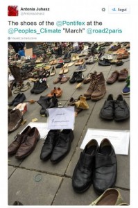 Le scarpe di Papa Francesco a piazza della Republique a Parigi