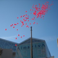 Almaviva-palloncini-rossi-per-ricordare-i-licenziamenti-in-atto