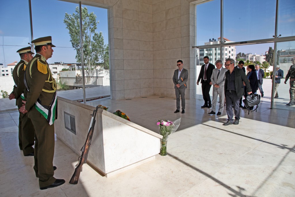 la delegazione di Sel visita la tomba di Yasser Arafat