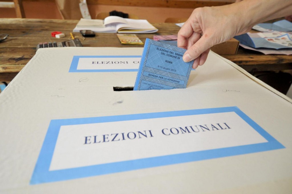 Ballottaggio Roma, Gianni Alemanno al seggio elettorale