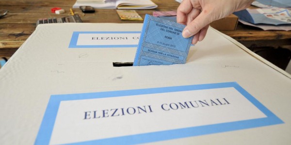 Ballottaggio Roma, Gianni Alemanno al seggio elettorale