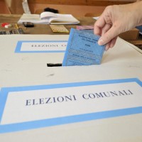 Ballottaggio Roma, Gianni Alemanno al seggio elettorale