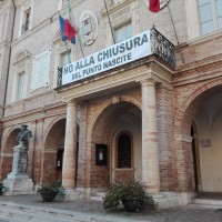 punto-nascite-lo-striscione-appeso-al-balcone-del-Municipio-di-San-Severino-Marche