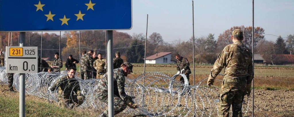 MEMBERS OF THE SLOVENIA DEFENCE FORCE INSTALL FENCES ON THE SLOVENIAN-CROATIAN BORDER TO PREVENT REFUGEES TO ENTER EUROPE IN BREZICE, SLOVENIA ON NOVEMBER 11, 2015. PHOTO BY ALES BENO/AA