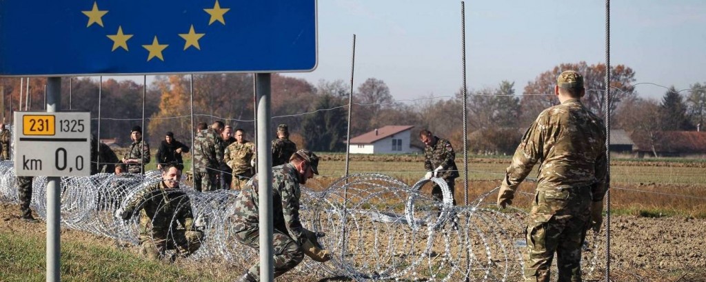 MEMBERS OF THE SLOVENIA DEFENCE FORCE INSTALL FENCES ON THE SLOVENIAN-CROATIAN BORDER TO PREVENT REFUGEES TO ENTER EUROPE IN BREZICE, SLOVENIA ON NOVEMBER 11, 2015. PHOTO BY ALES BENO/AA