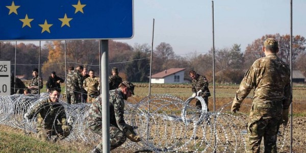 MEMBERS OF THE SLOVENIA DEFENCE FORCE INSTALL FENCES ON THE SLOVENIAN-CROATIAN BORDER TO PREVENT REFUGEES TO ENTER EUROPE IN BREZICE, SLOVENIA ON NOVEMBER 11, 2015. PHOTO BY ALES BENO/AA