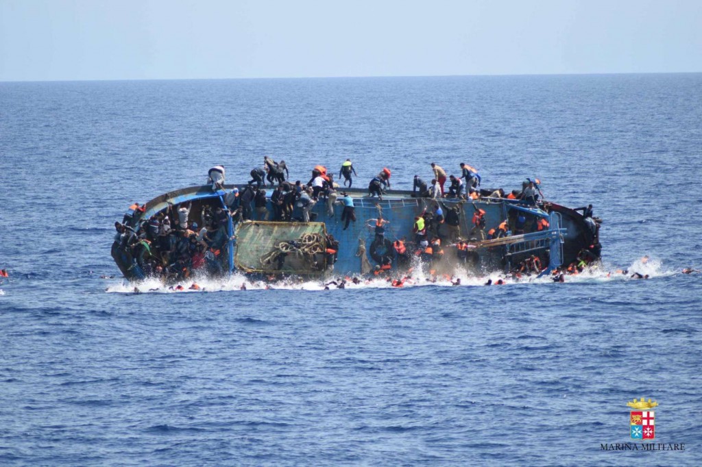 Un'immagine del nuovo naufragio avvenuto nel Canale di Sicilia e la Marina Militare precisa che sono cinque e non sette, come in un primo momento era stato comunicato, i morti recuperati a bordo di un barcone carico di oltre 500 migranti che si è capovolto a circa venti miglia al largo delle coste libiche. Roma, 25 maggio 2016. ANSA/ UFFICIO STAMPA MARINA MILITARE +++ ANSA PROVIDES ACCESS TO THIS HANDOUT PHOTO TO BE USED SOLELY TO ILLUSTRATE NEWS REPORTING OR COMMENTARY ON THE FACTS OR EVENTS DEPICTED IN THIS IMAGE; NO ARCHIVING; NO LICENSING +++