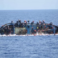 Un'immagine del nuovo naufragio avvenuto nel Canale di Sicilia e la Marina Militare precisa che sono cinque e non sette, come in un primo momento era stato comunicato, i morti recuperati a bordo di un barcone carico di oltre 500 migranti che si è capovolto a circa venti miglia al largo delle coste libiche. Roma, 25 maggio 2016. ANSA/ UFFICIO STAMPA MARINA MILITARE +++ ANSA PROVIDES ACCESS TO THIS HANDOUT PHOTO TO BE USED SOLELY TO ILLUSTRATE NEWS REPORTING OR COMMENTARY ON THE FACTS OR EVENTS DEPICTED IN THIS IMAGE; NO ARCHIVING; NO LICENSING +++