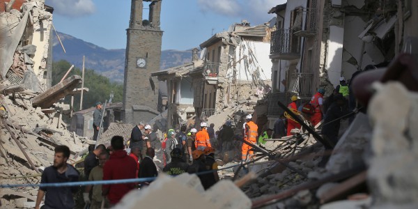 Terremoto di magnitudo 6.0 devasta il centro Italia: le immagini di Amatrice distrutta